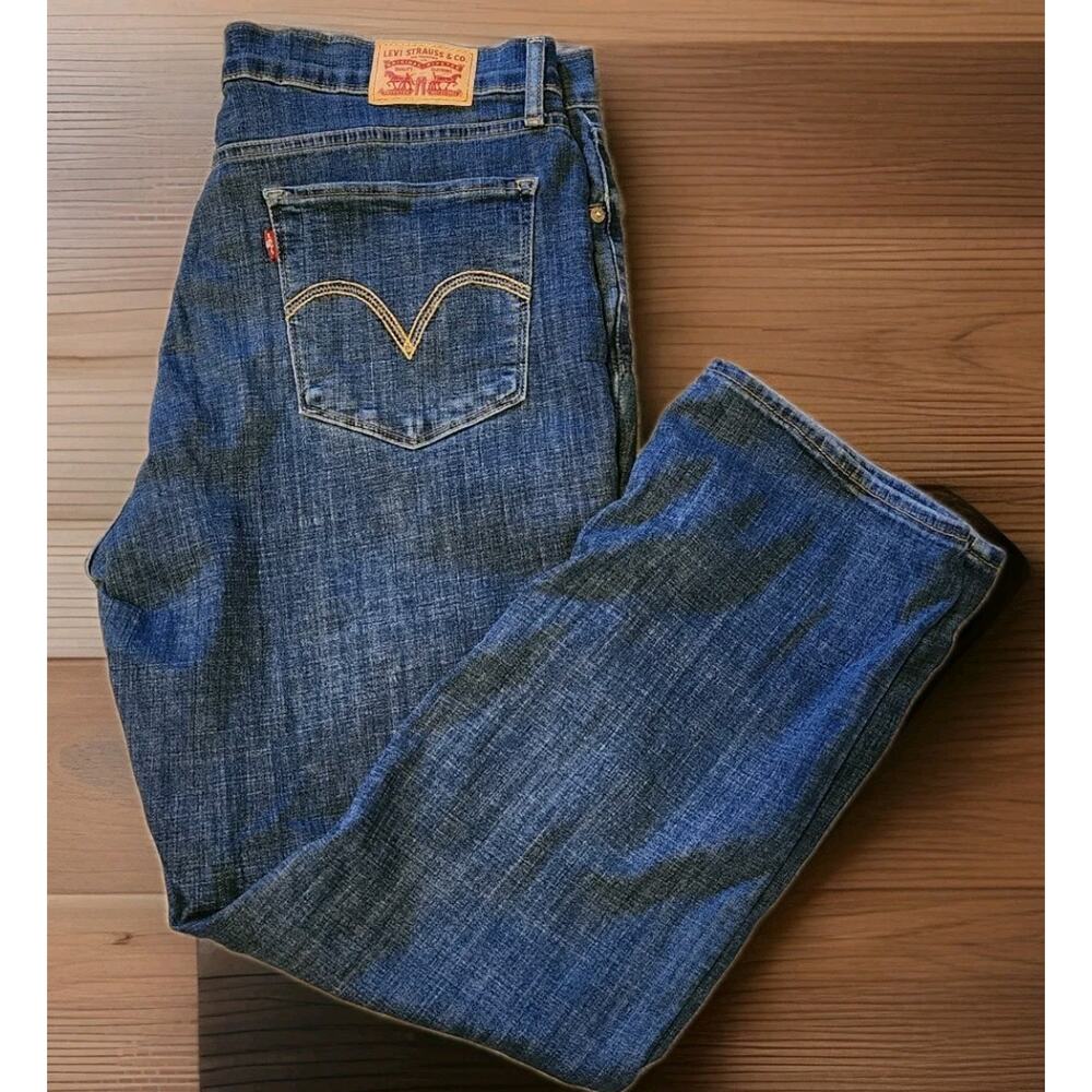 Levi Denim Classic Straight Cut Women's 32x28 14S Medium Blue Wash Denim Jeans